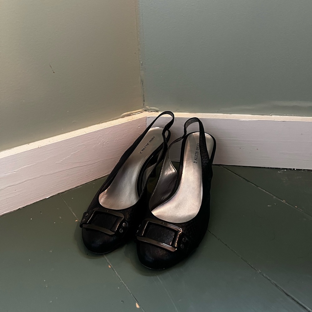 Anne Klein vintage kitten heels🌙